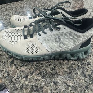 On Cloud women’s cloud gray shoes size women’s 8